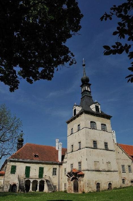 Uherčice 1, zámek Uherčice – statické zajištění | Foto: GuyFrancis – Wikimedia Commons | CC-BY-SA 3.0