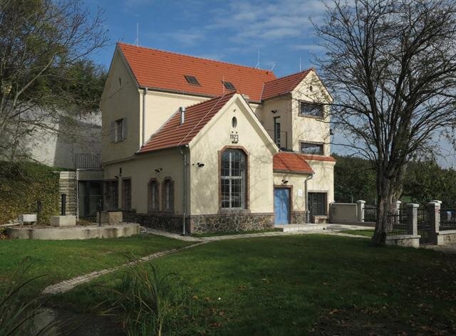 Stará vodárna v Nebušicích po rekonstrukci, pohled ze zahrady | Foto: Jiří Poláček | Všechna práva vyhrazena