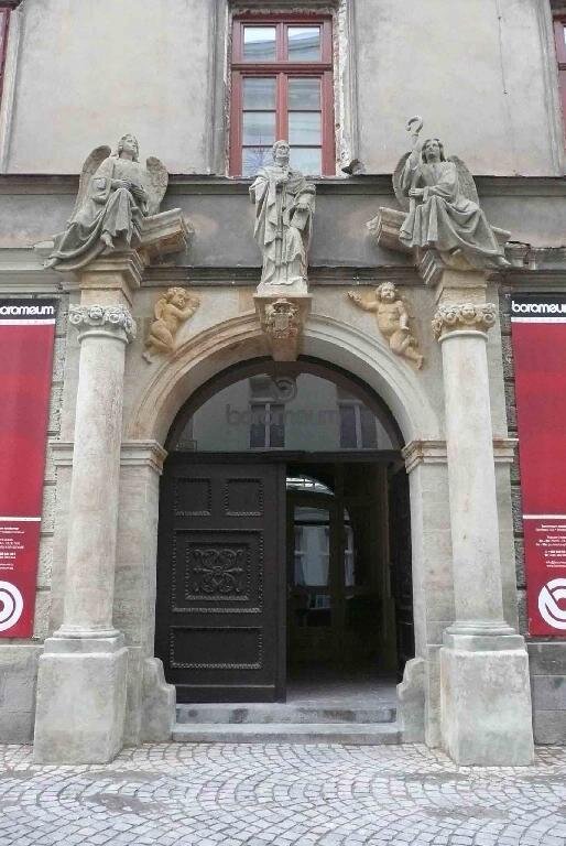 Restaurování portálu Boromea v Hradci Králové, stav po restaurování  | MgA.Tereza Korbelová - akademická sochařka a restaurátorka | Všechna práva vyhrazena