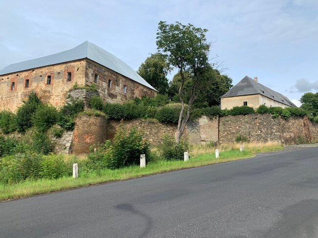 Toužim, areál zámku – pohled na zámecký areál s Janovým hradem a hradbami z Plzeňské ulice | © Michal Nedvídek