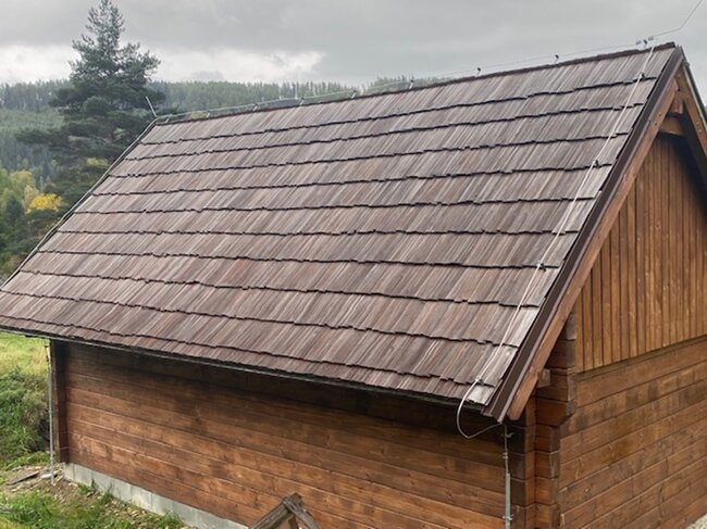 Holčovice-Komora u Města Albrechtice, novostavba seníku – detail šindelové střechy | © Dušan Kajnar