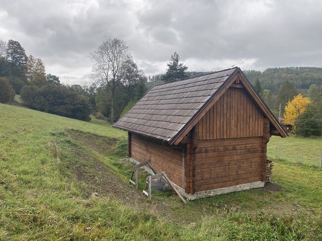 Holčovice-Komora u Města Albrechtice, novostavba seníku – s tradičně užitými šindeli na svazích Jeseníků | © Dušan Kajnar