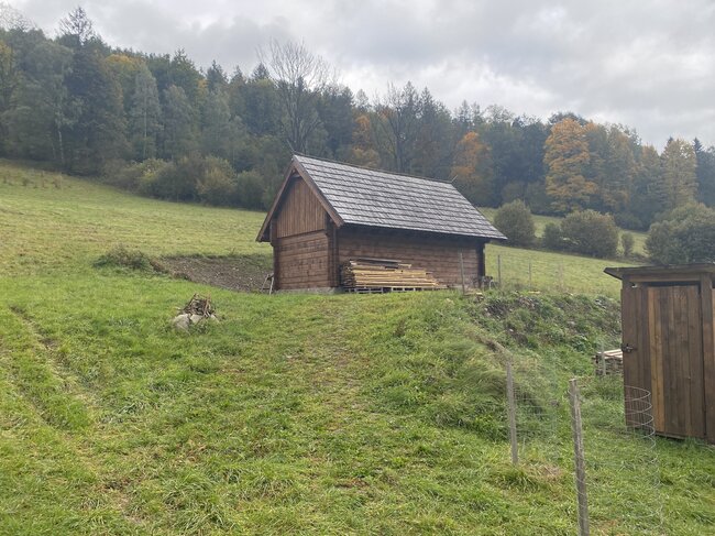 Holčovice-Komora u Města Albrechtice, novostavba seníku – s tradičně užitými šindeli na svazích Jeseníků | © Dušan Kajnar