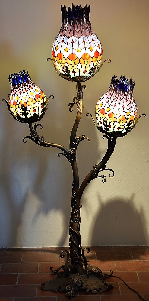 Zakázkově výrobená tiffany lampa Adéla, kdy některé lampy jsou rovnou k prodeji | © Archiv Jitky a Richarda Kantových