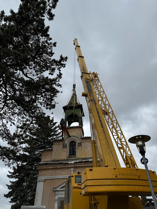 Jičín, hřbitovní kaple – demontáž a oprava věžice | © Archiv Pavouci s. r. o.