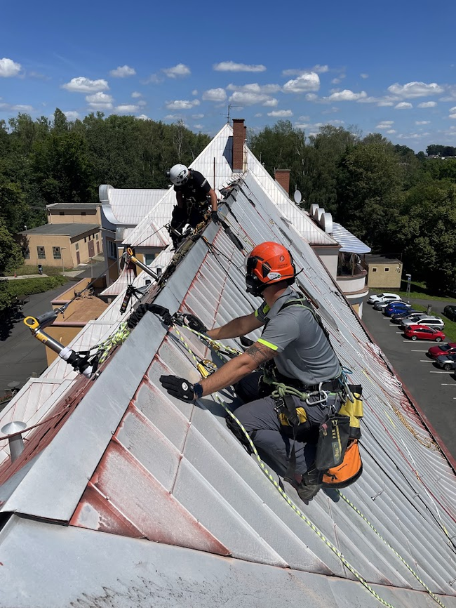 Cheb, Léčebna dlouhodobě nemocných AMICA – instalace záchytného systému proti pádu osob na novějším objektu, který však disponuje střechou se strmějším sklonem | © Archiv Pavouci s. r. o.