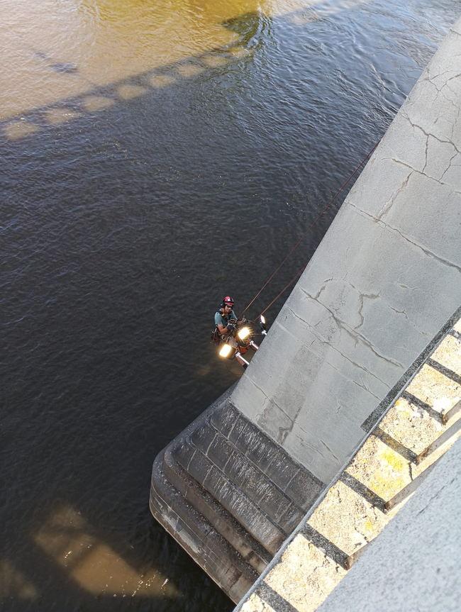 Kolín, Masarykův most – instalace a údržba spodního nasvícení mostu | © Archiv Pavouci s. r. o.