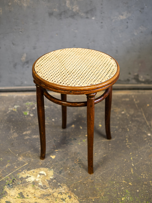 Taburet typu Thonet – obnova ratanového výpletu | © Hana Hrušková
