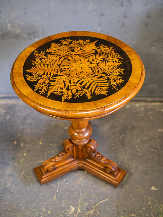 Odkládací stolek s florálním motivem – doplnění poškozeného a chybějícího motivu technikou šablonování, detaily tuší, šelaková politura | © Hana Hrušková