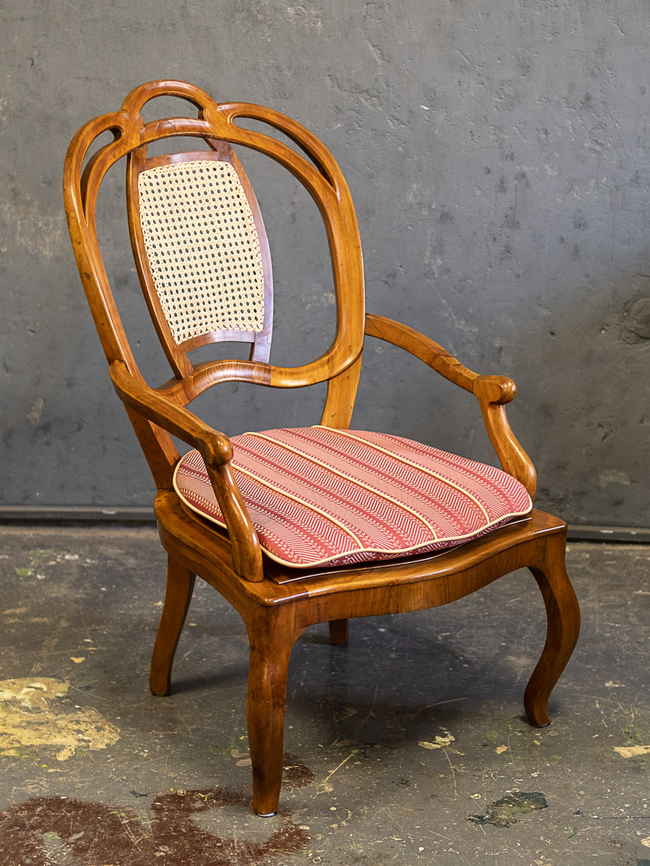 Křeslo z třešňového dřeva – oprava vylomeného opěradla, obnova ratanového výpletu (tzv. blind cane), obnova čalounění, šelaková politura | © Hana Hrušková