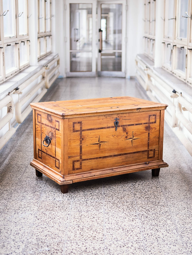 Truhla s inkrustací – oprava konstrukce, petrifikace částí poškozených červotočem, podlepení uvolněné inkrustace, špánování, tanátování kování, čištění dřeva a chemické odstraňování skvrn, povrchová úprava směsí včelího a karnaubského vosku | © Hana Hrušková