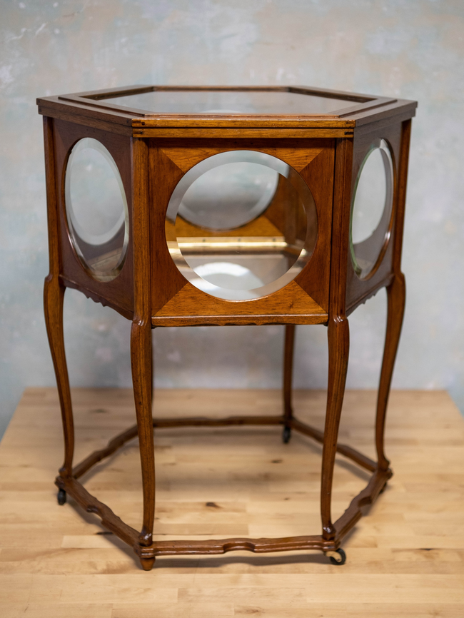 Brno, státní Vila Stiassni – barová vitrínka po odstranění vad po předchozím neodborném zásahu, povrchové úpravě, opravě konstrukce a doplnění odštípnutých částí, šelakové polituře (práce před založením vlastní dílny) | © Hana Hrušková