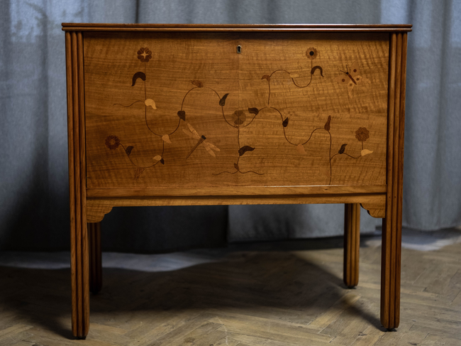 Čelákovice, Volmanova vila – barová komoda po regeneraci povrchové úpravy, šelakové polituře ve vysokém lesku (práce před založením vlastní dílny) | © Hana Hrušková