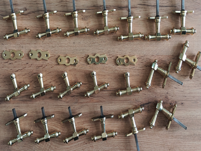 Ukázka výrobků – okenní kličky | © Archiv Slévárny Psáry