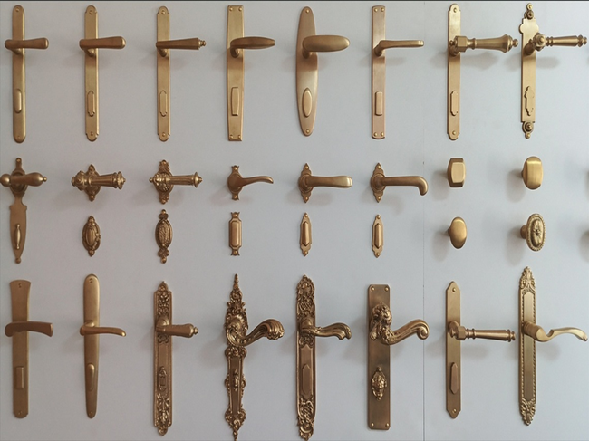Ukázka výrobků – dveřní kliky | © Archiv Slévárny Psáry