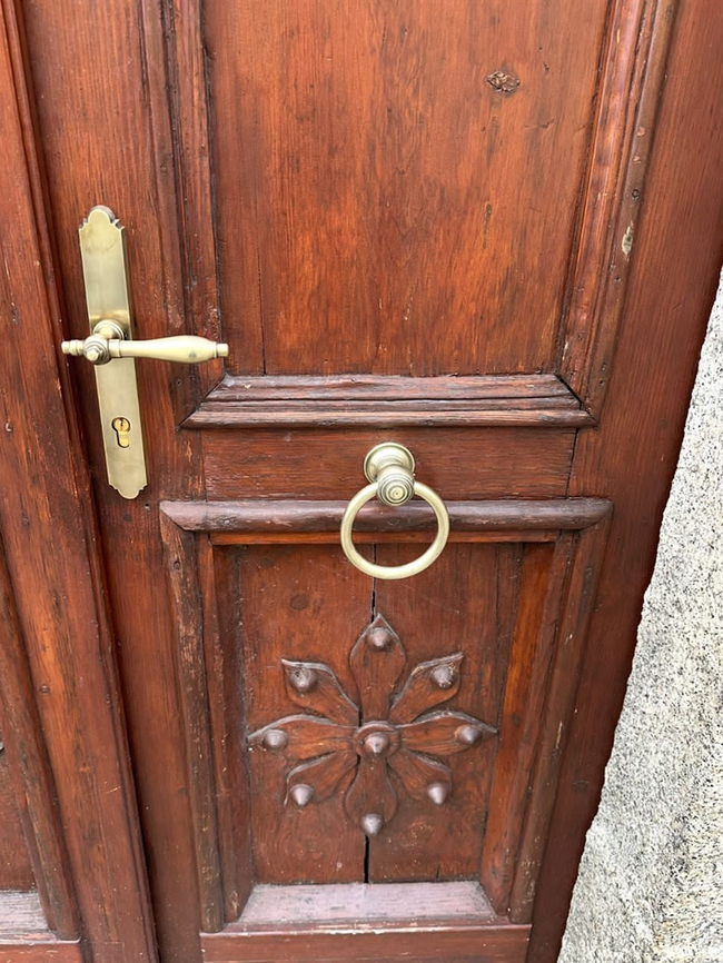 Ukázka užitnosti výrobků – klika a klepadlo | © Archiv Slévárny Psáry