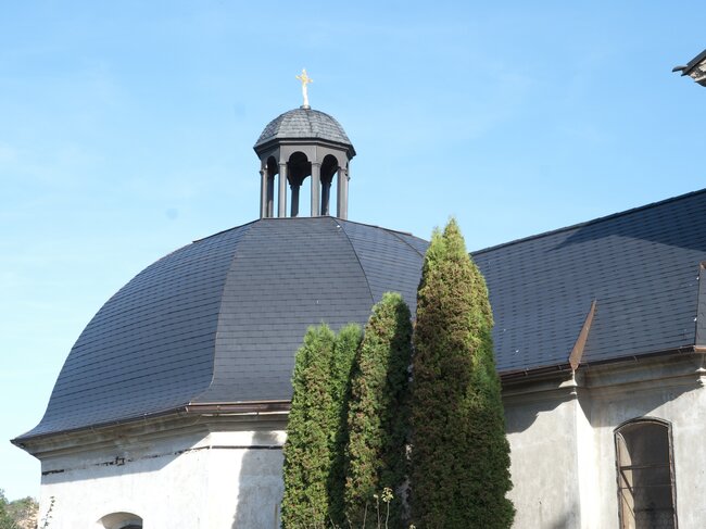 Žebrák, hřbitovní kostel sv. Rocha – střešní krytina Anglický obdélník | © Swisspearl Česká republika a.s.
