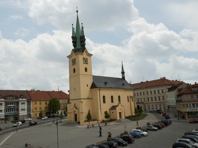 Příbram, kostel sv. Jakuba Staršího – střešní krytina Česká šablona | © Swisspearl Česká republika a.s.