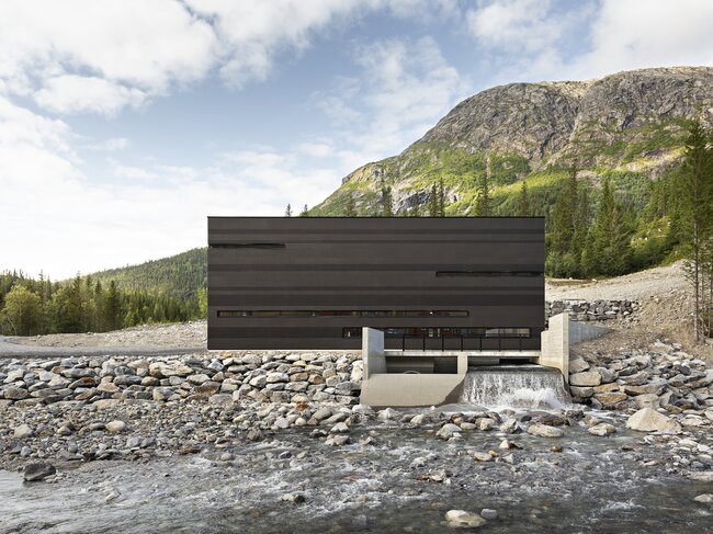 Norsko, Tosbotn, vodní elektrárna na řece Storelva u fjordu Tosen – užití obkladových panelů Largo Carat na novostavbě | © Meraner & Hauser OHG/SNC pro Swisspearl Group