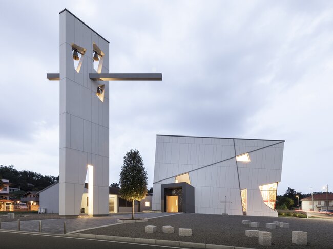Itálie, Andrate-Molinetto u Milána, kostel sv. Bartoloměje – užití obkladových panelů Largo Avera na novostavbě kostela | © Meraner & Hauser OHG/SNC pro Swisspearl Group