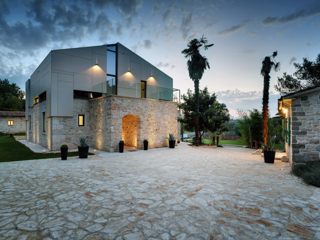 Chorvatsko, Pula na Istrii, Villa Martinuzzi – kombinace lokálního kamene a obkladových panelů Largo | © Vjekoslav Skledar pro Swisspearl Group
