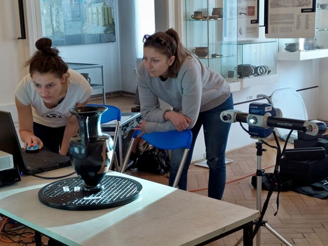 Roudnice nad Labem, Podřipské muzeum – 3D digitalizace antické amfory pomocí smartscanu Breuckmann (2021) | © Archiv CDDKD