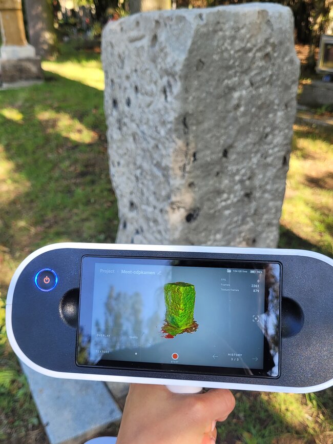 Libkovice – digitalizace odpočivného kamene pomocí ručního optického skeneru (2025) | © Archiv CDDKD