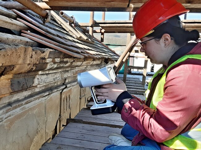 Velemín č.p. 1 – skenování barokní korunní římsy pomocí 3D optického skeneru (2025) | © Archiv CDDKD