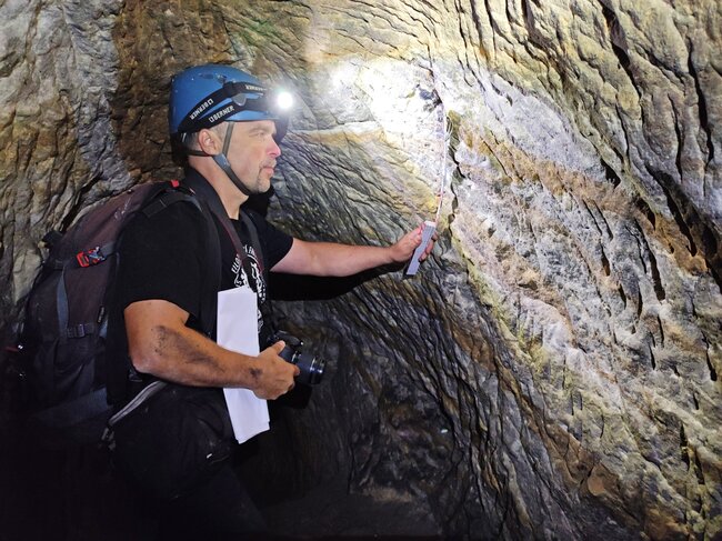 Sandloch v Ludvíkovicích u Děčína – kontaktní měření šramlované stěny podzemního lomu (2022) | © Archiv CDDKD 