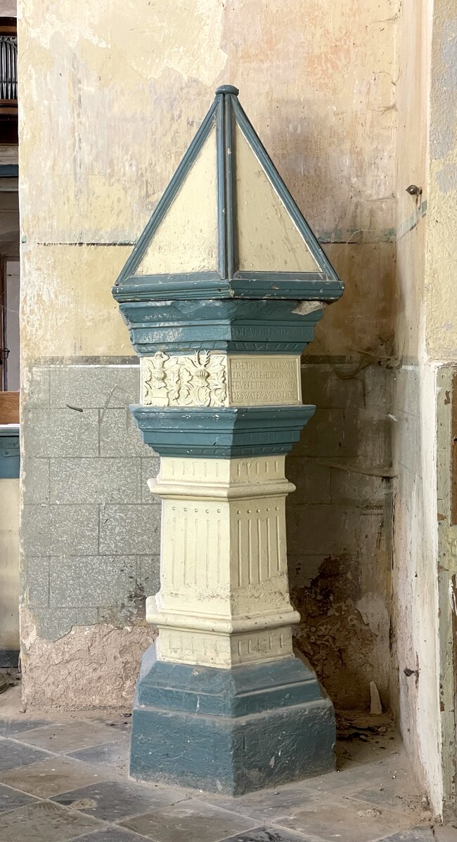 Vidhostice u Vroutku, kostel sv. Martina – stav kamenné renesanční křtitelnice před restaurováním | © Valžán s. r. o.