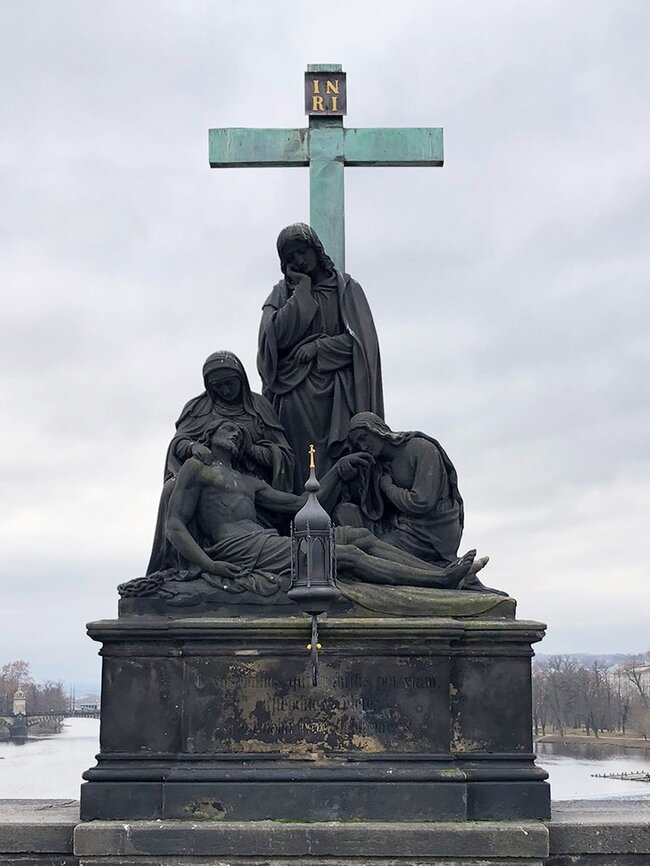 Praha, Karlův most – stav sousoší Pieta před restaurováním (2022) | © Valžán s. r. o.