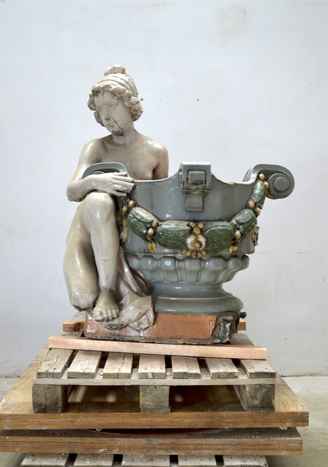 Praha, První česká vzájemná pojišťovna – stav fasádní keramické plastiky s vázou z výroby Rako před restaurováním | © Valžán s. r. o.