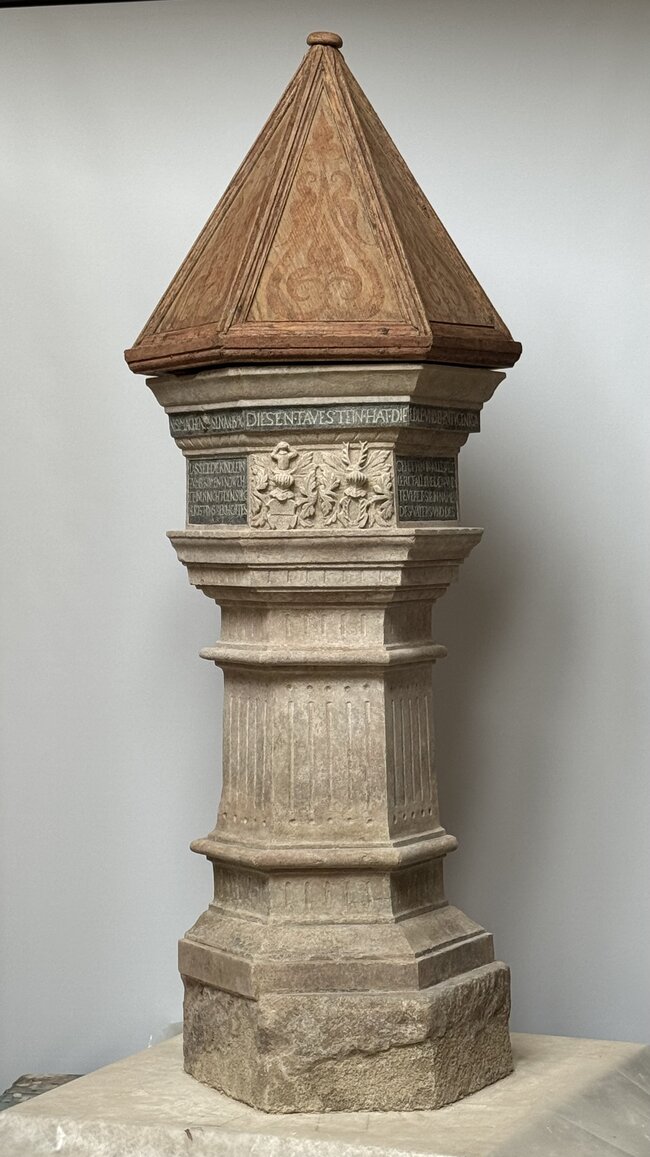 Vidhostice u Vroutku, kostel sv. Martina – stav kamenné renesanční křtitelnice po restaurování (2026) | © Valžán s. r. o.