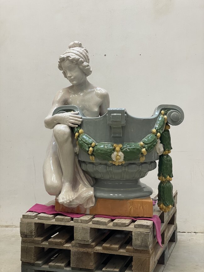 Praha, První česká vzájemná pojišťovna – stav fasádní keramické plastiky s vázou z výroby Rako po restaurování (2024) | © Valžán s. r. o.