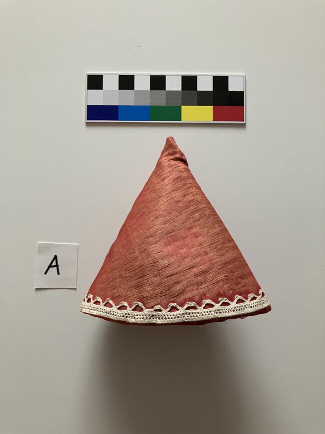 Praha, Divadlo Říše loutek –⁠⁠⁠ kostýmní čepička, stav po restaurování | © Archiv Kateřiny Kouřilové