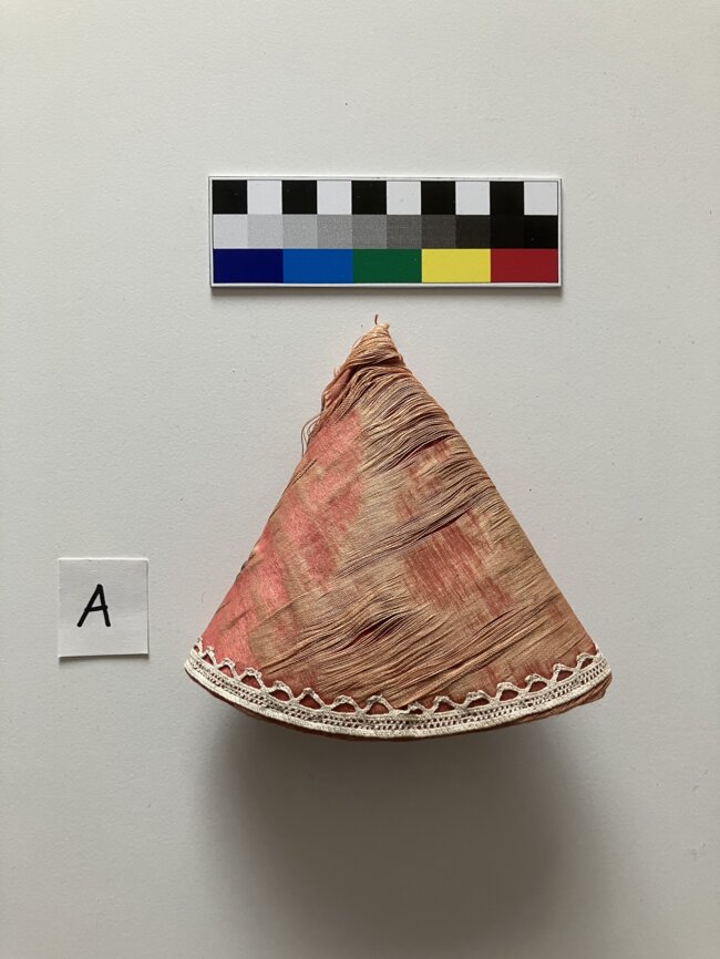 Praha, Divadlo Říše loutek –⁠⁠⁠ kostýmní čepička, stav před restaurováním | © Archiv Kateřiny Kouřilové