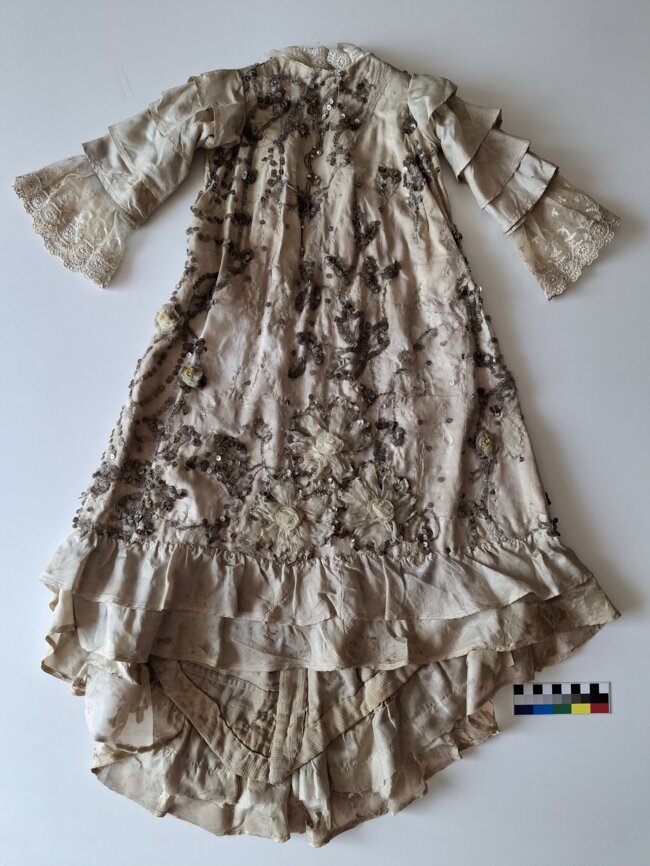 Chrudim, Muzeum loutkářských kultur – kostým pro marionetu,⁠⁠⁠⁠⁠⁠ stav před restaurováním | © Archiv Kateřiny Kouřilové