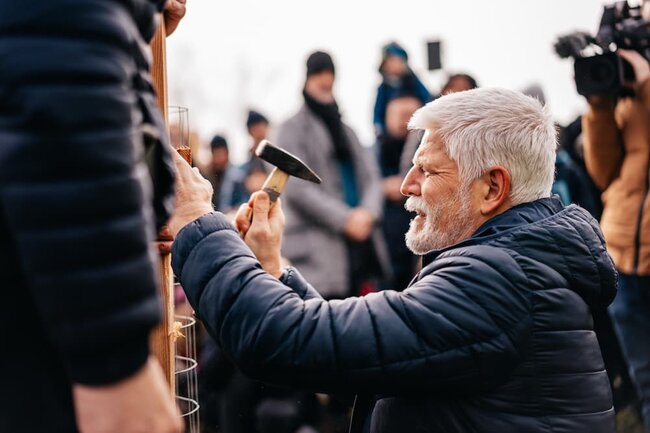 Broumov-Hejtmánkovice, akce Sázíme budoucnost – výsadba Aleje svobody 2024 za podpory prezidenta Petra Pavla | © Tomáš Kalous