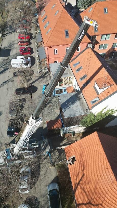 Manipulace s devíti metrovým trámem v Řevnici | Foto: Tomáš Lesina | Licence: Všechna práva vyhrazena