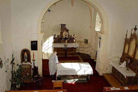 Žákava, kostel sv. Vavřince – interiér kostela při komunitní akci | Foto: Miloslav Nekola | Licence: Všechna práva vyhrazena