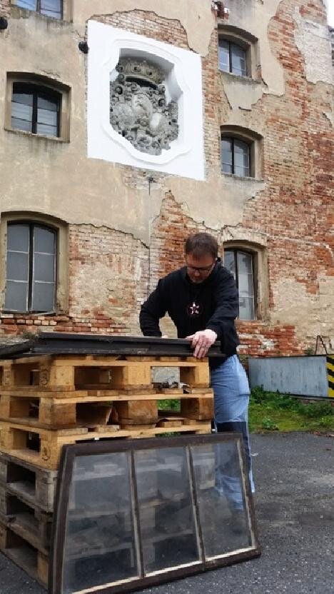 Znak je již hotov, je čas na nová okna | Modrá nadace | Všechna práva vyhrazena