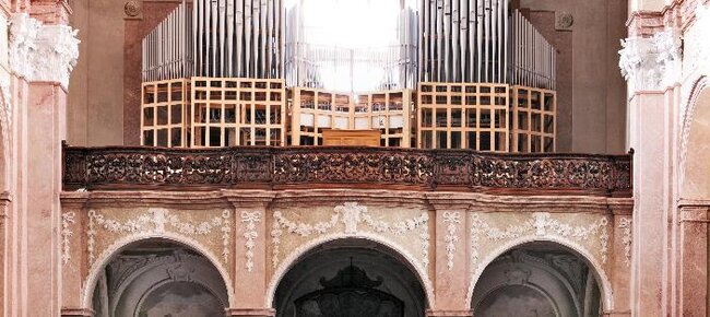 Dřevěné barokní zábradlí kůru v chrámu Zvěstování Panny Marie ve Šternberku