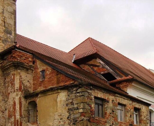 Kostel sv. Jakuba Většího - poškozené zdivo