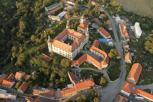 Rekonstrukce zámku v Kostelci nad Černými lesy | FOTO: Zdeněk Fiedler – Wikimedia Commons | CC-BY-SA 3.0