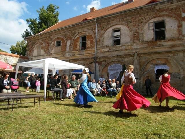 Nádvoří zámku při historickém víkendu | Klub Ladislava Lábka v Plzni | Všechna práva vyhrazena