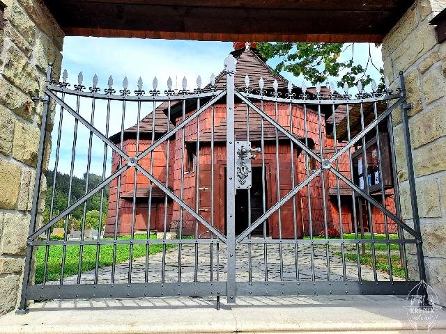 Velké Karlovice, hřbitov s kostelem a farou – brána ke kostelu je kopií dle dochovaných originálů | Foto: Roman Křenek | Licence: Všechna práva vyhrazena