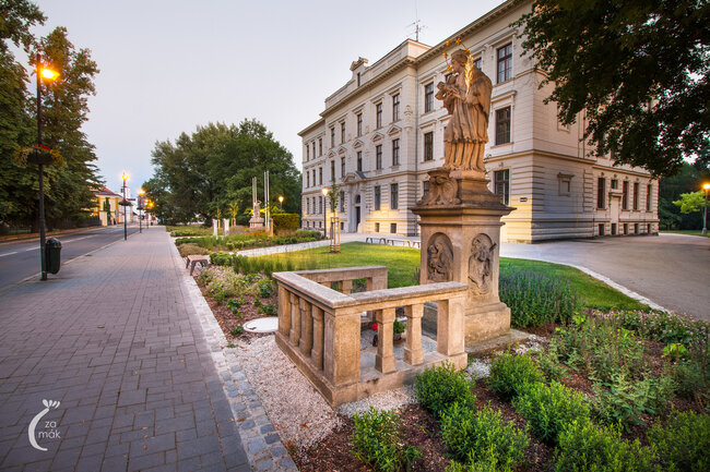 Třeboň, Sokolská ulice – veřejný prostor před historickou bránou města a základní školou | © Archiv Ateliéru Za Mák