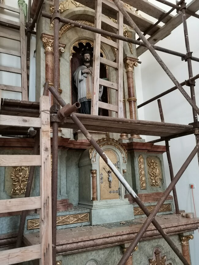 Zašová, poutní kostel Navštívení Panny Marie, oltář Jana Nepomuckého – chemická sanace, čistění zlacení | © Karla Bůzková