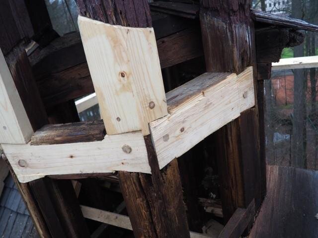 Oprava sanktusníku na Ivanitské poustevně v Teplicích nad Metují – výměna sloupků | FOTO: Tomáš Fultner | Všechna práva vyhrazena