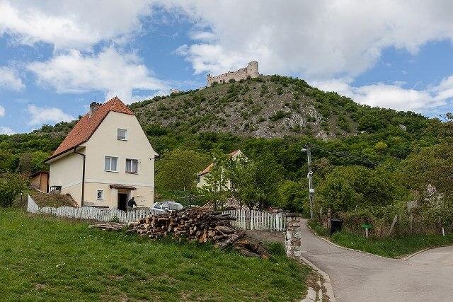 Pavlov, zřícenina hradu Děvičky – projekt Sanace zříceniny hradu Děvičky | Foto: Tadeáš Bednarz – Wikimedia Commons | CC-BY-SA 4.0
